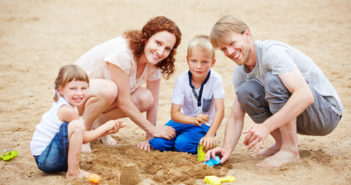Familienurlaub am Strand im Sommer